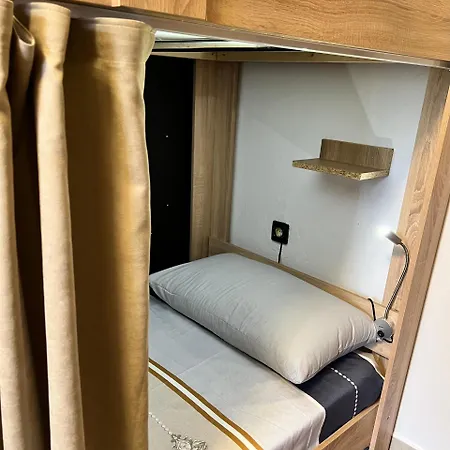 Door ホステル *